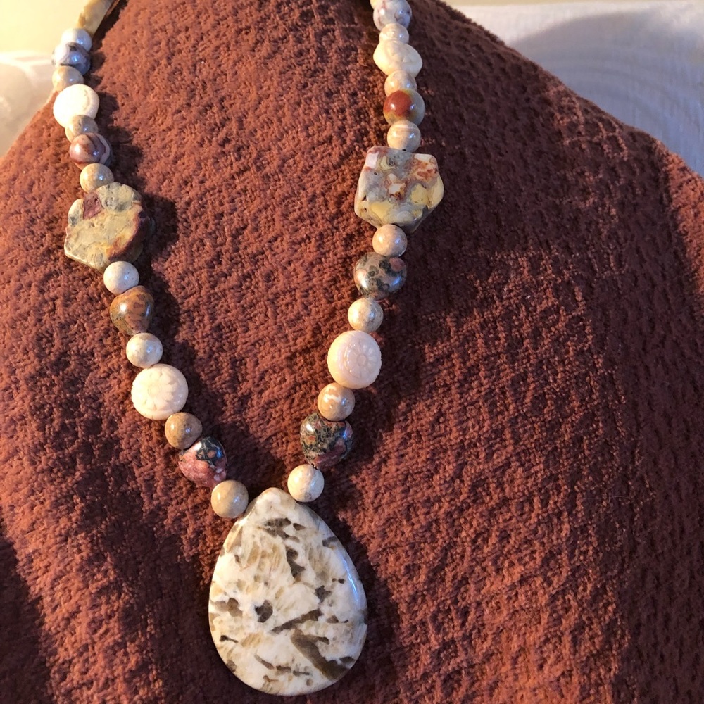 Bead and pendant necklace
